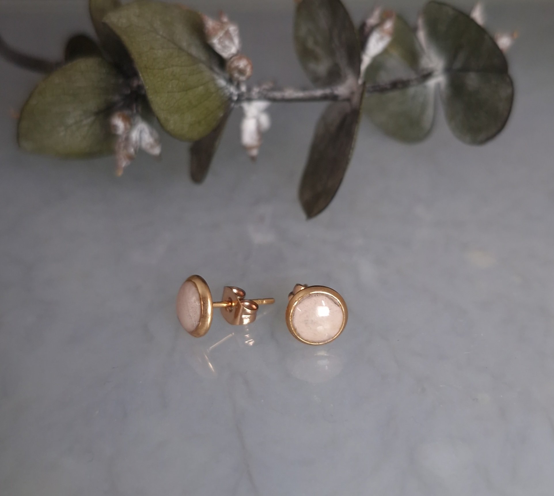 Kork Ohrstecker rosévergoldet – 6 mm minimalistisch & nachhaltig