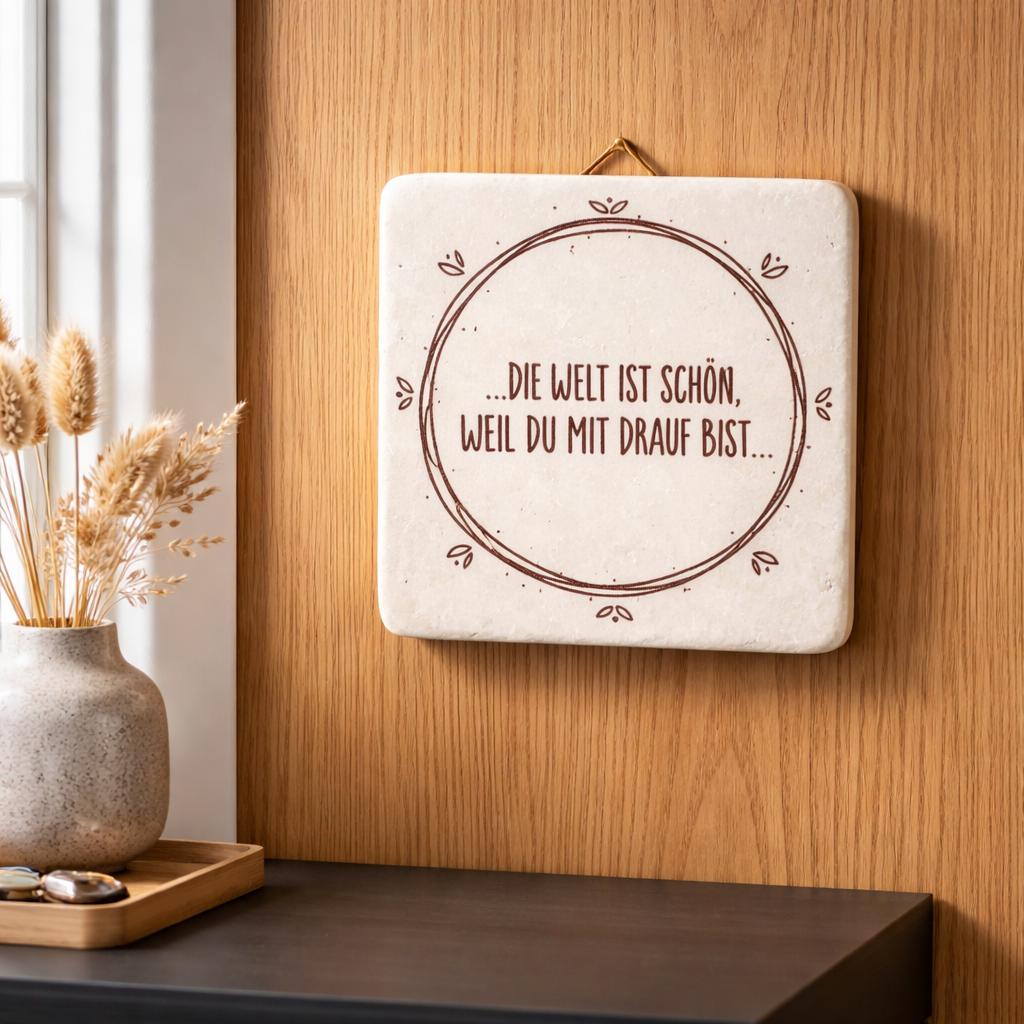 Marmor-Täfele „Die Welt ist schön“