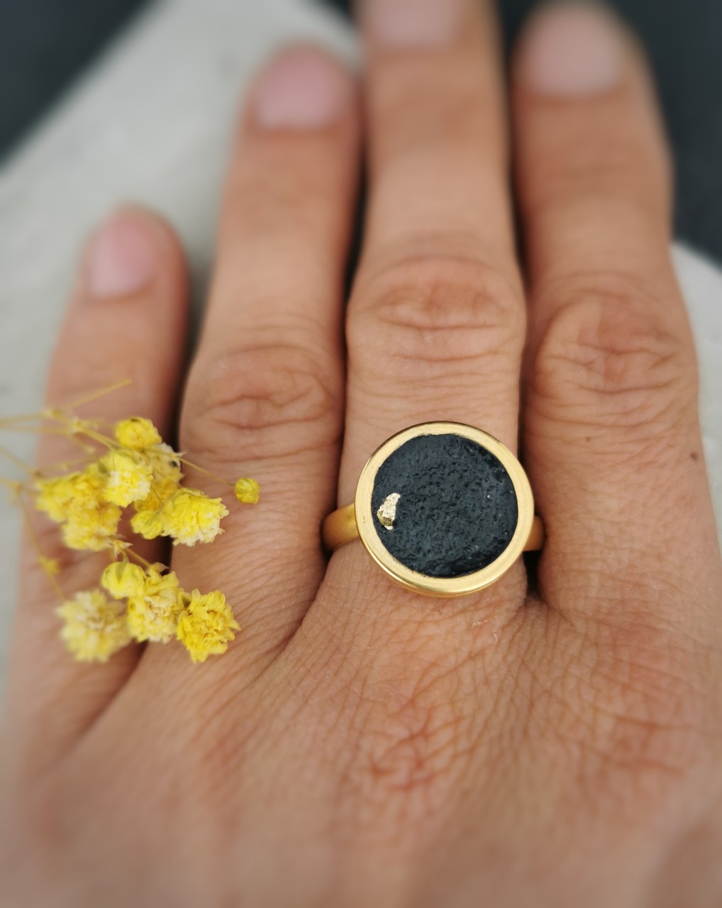 Beton Ring, vergoldeter Ring, Blattgold Schmuck, Beton Schmuck, Edelstahlring vergoldet, Statement Ring, Ring 15mm, moderner Schmuck, handgemachter Schmuck, verstellbarer Ring, Unikat Schmuck, Gold Schmuck, Geschenkidee für Frauen