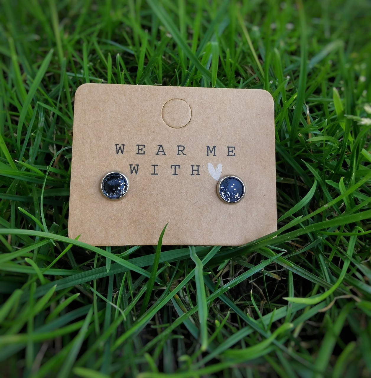 Edelstahlohrstecker „Concrete Shine“ – Schwarzer Beton mit Silberstaub (6 mm)