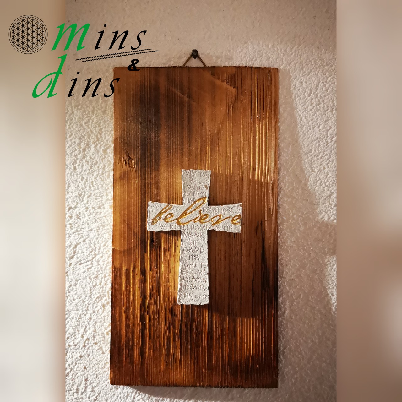 Betonkreuz auf alter Schindel „believe“