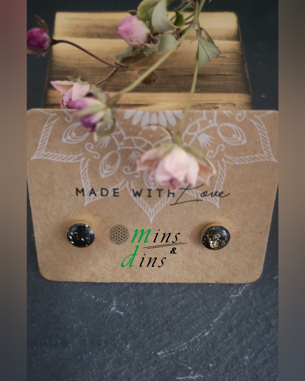 beton ohrstecker vergoldet schwarz 6mm 925 silber ohrstecker beton schwarz goldstaub handgefertigter betonschmuck schwarz gold minimalistischer schwarz gold schmuck