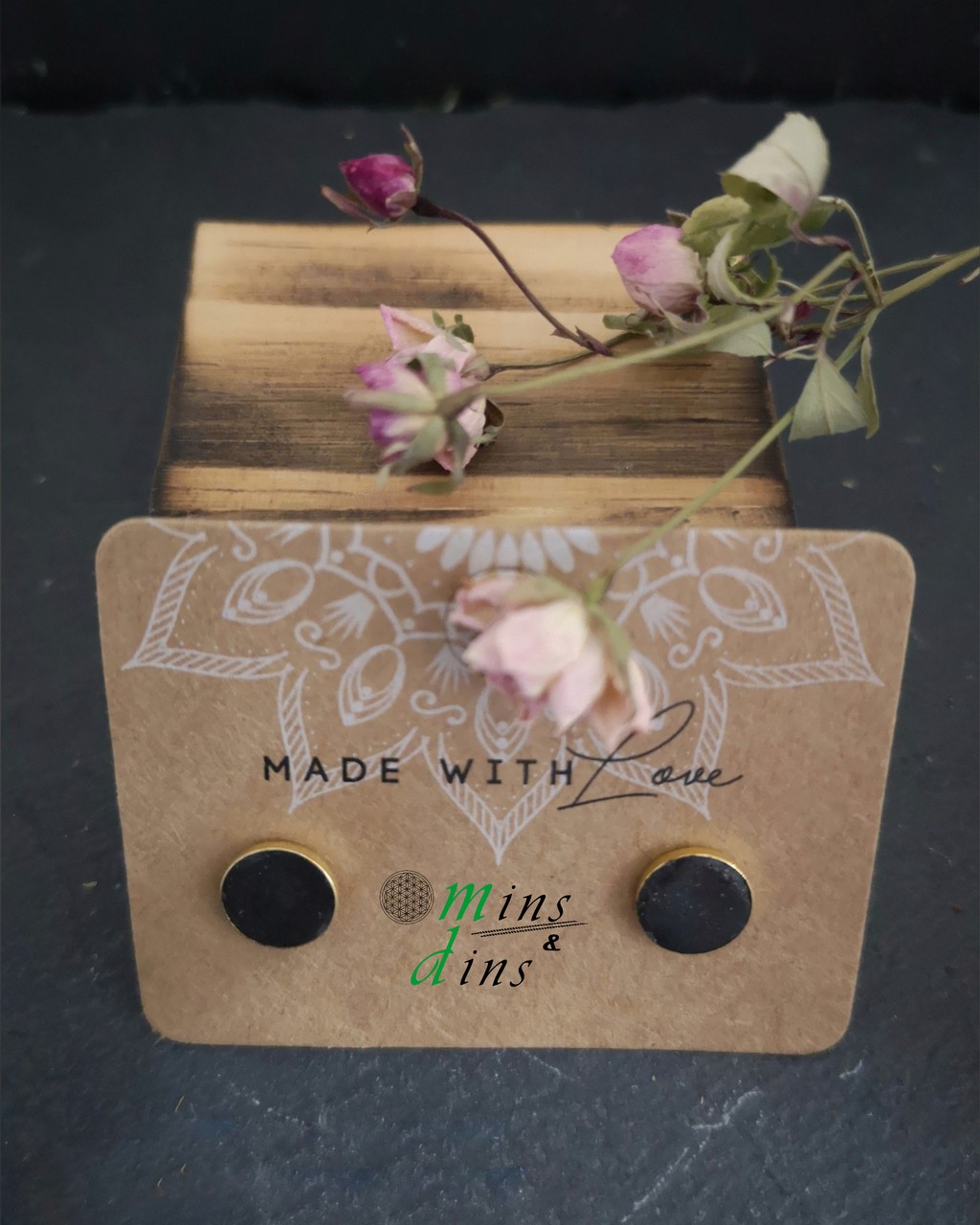 beton ohrstecker vergoldet schwarz 8mm 925 silber ohrstecker beton schwarz vergoldet handgefertigter betonschmuck schwarz gold minimalistischer schwarz gold ohrstecker