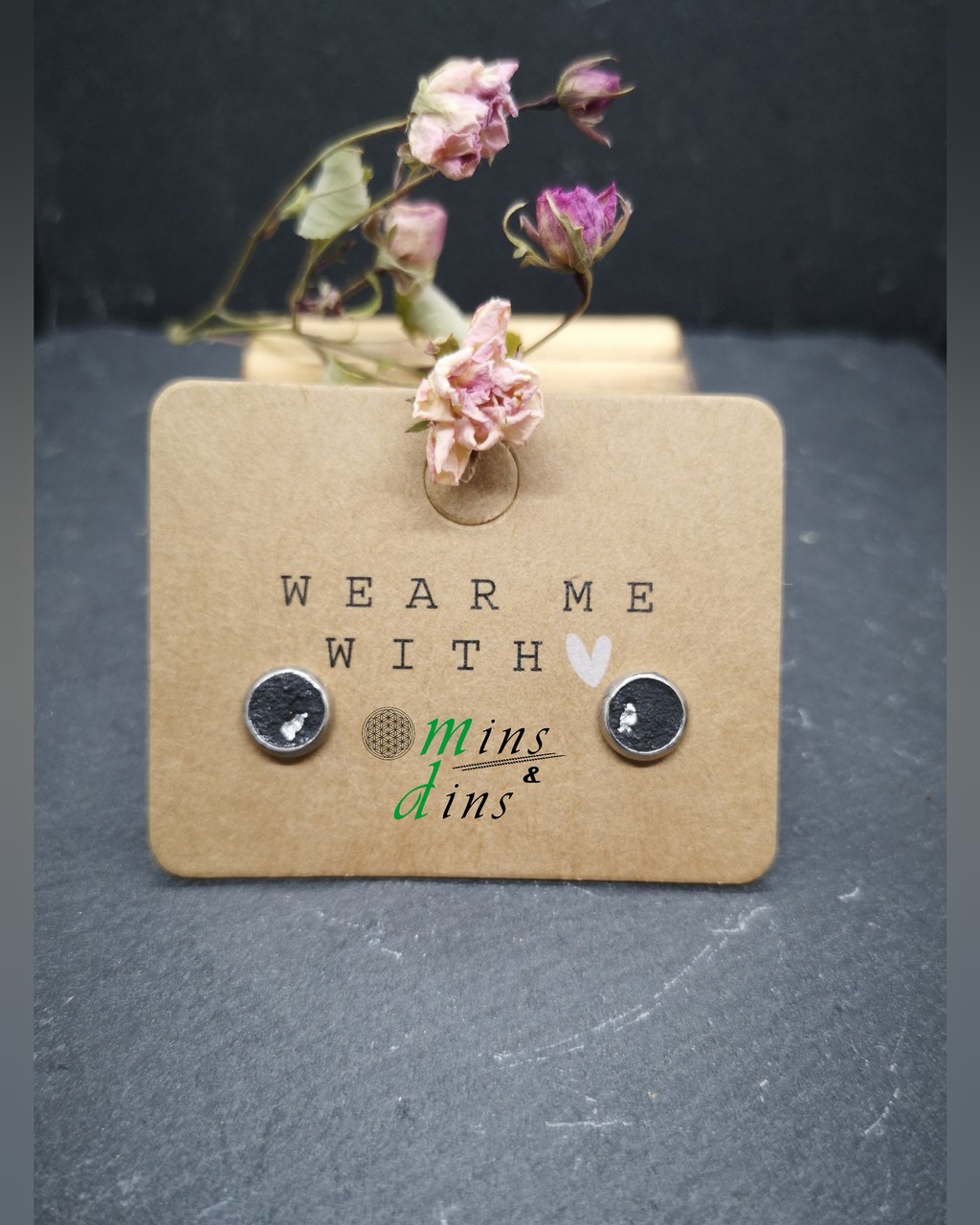 beton ohrstecker schwarz blattsilber 6mm edelstahl ohrstecker beton schwarz silber handgefertigter betonschmuck schwarz silber minimalistischer beton schmuck schwarz