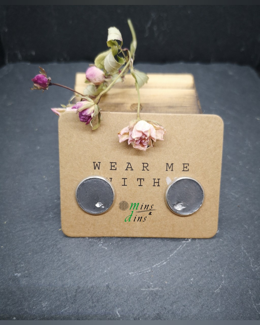 beton ohrstecker schwarz blattsilber 6mm edelstahl ohrstecker beton schwarz silber handgefertigter betonschmuck schwarz silber minimalistischer beton schmuck schwarz