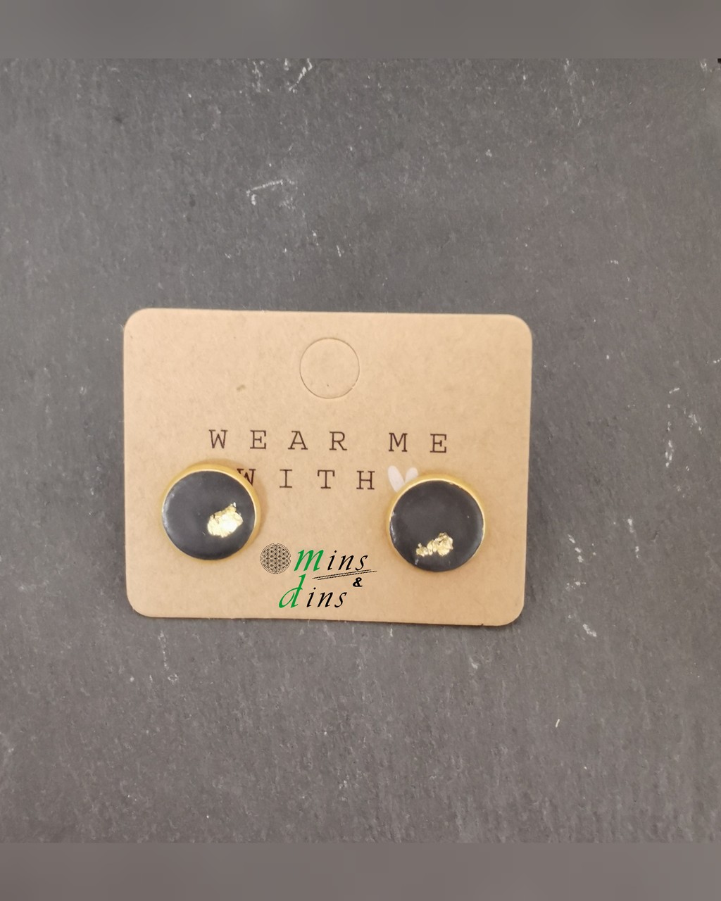 beton ohrstecker vergoldet dunkelgrau 12mm 24k vergoldete beton ohrstecker mit blattgold handgefertigter betonschmuck dunkelgrau gold statement beton schmuck gold