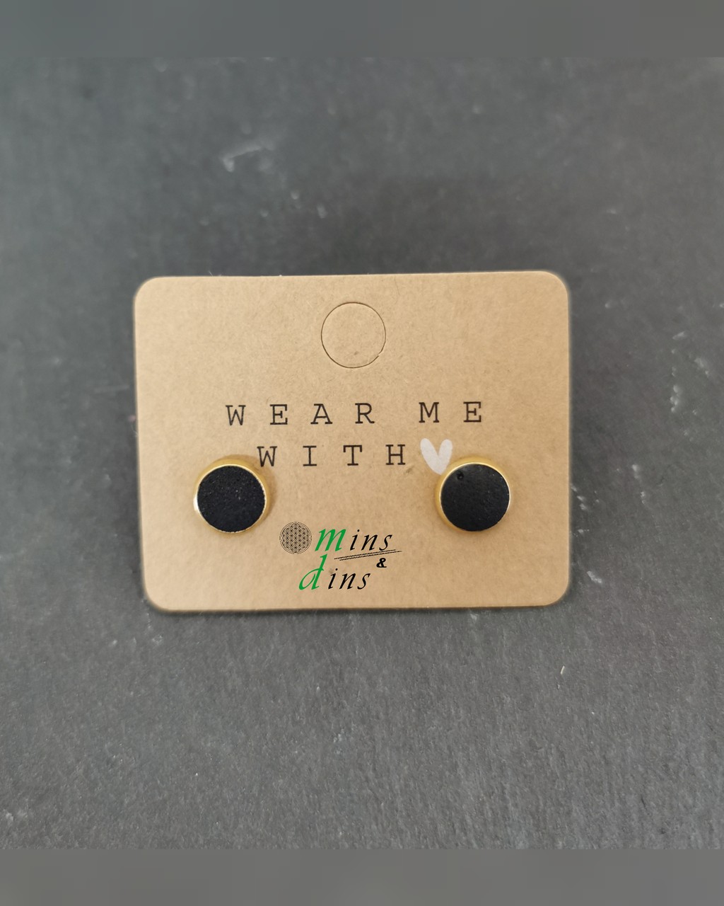 beton ohrstecker schwarz vergoldet 8mm 24k vergoldete schwarze beton ohrstecker handgefertigter betonschmuck schwarz gold minimalistischer schwarz gold schmuck